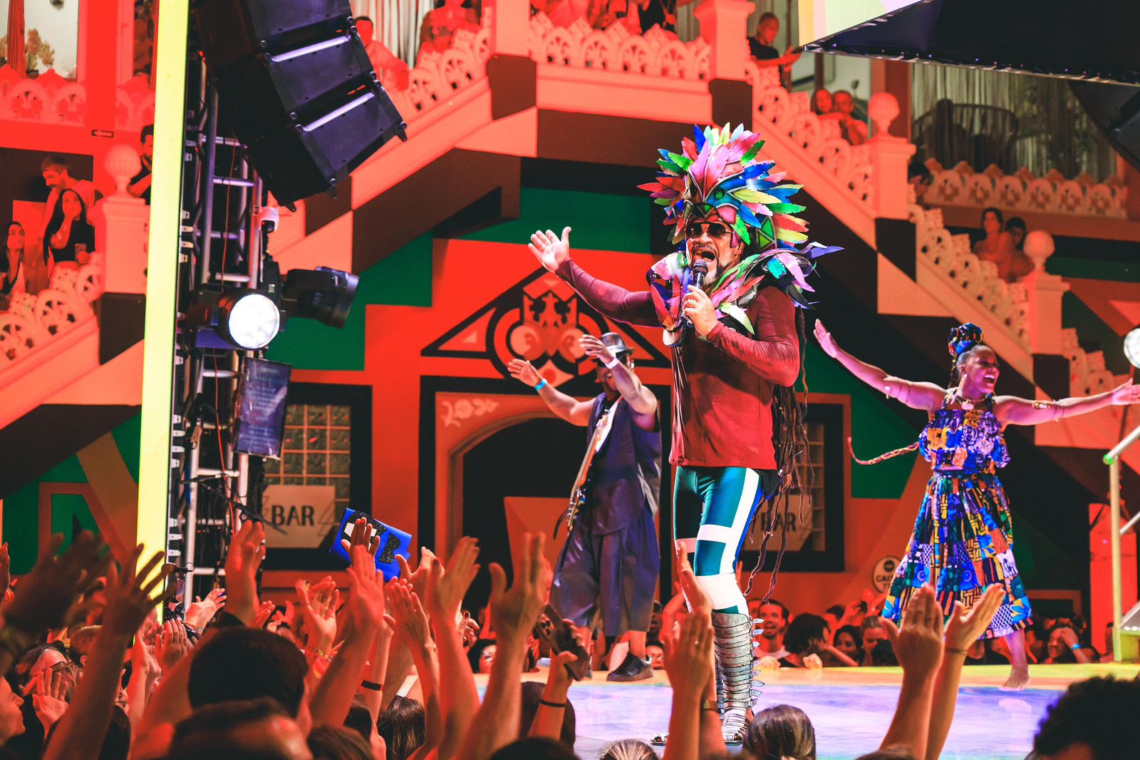 Carlinhos Brown desfila com o Bloco Timbalada no Carnaval 2025