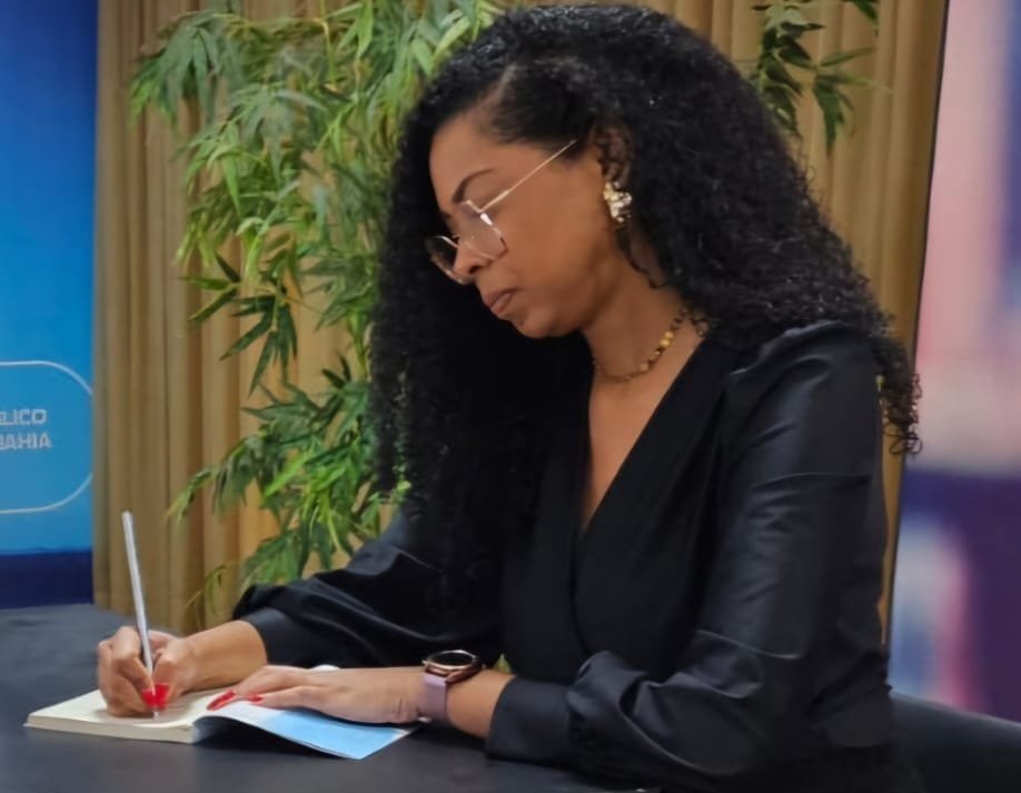 Feminista negra Gislayne de Santana Souza lança livro (Des) Universalizando o Cuidar