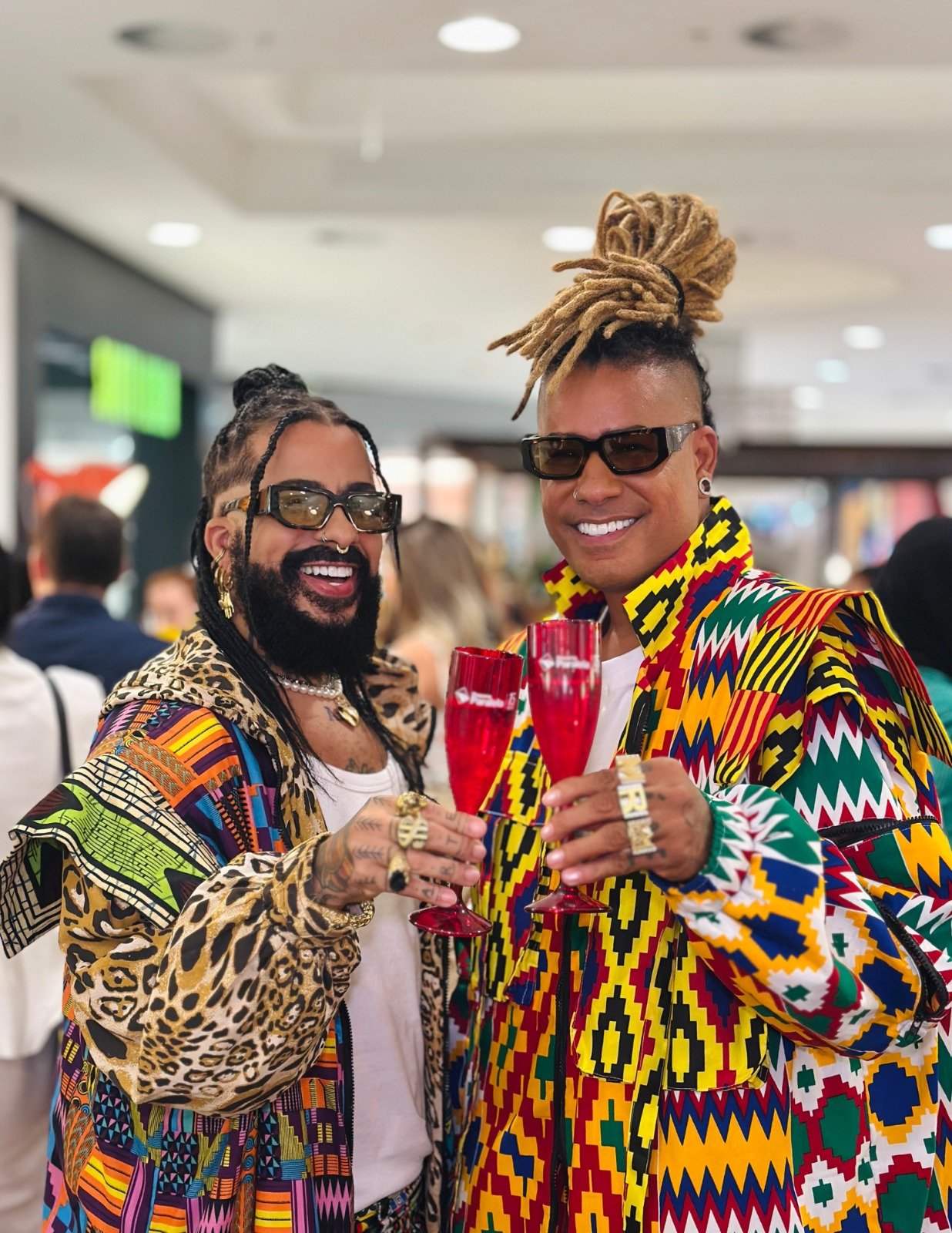 Coquetel marca lançamento de lenços exclusivos assinados pela Meninos Rei em campanha do Shopping Paralela para o Martagão Gesteira