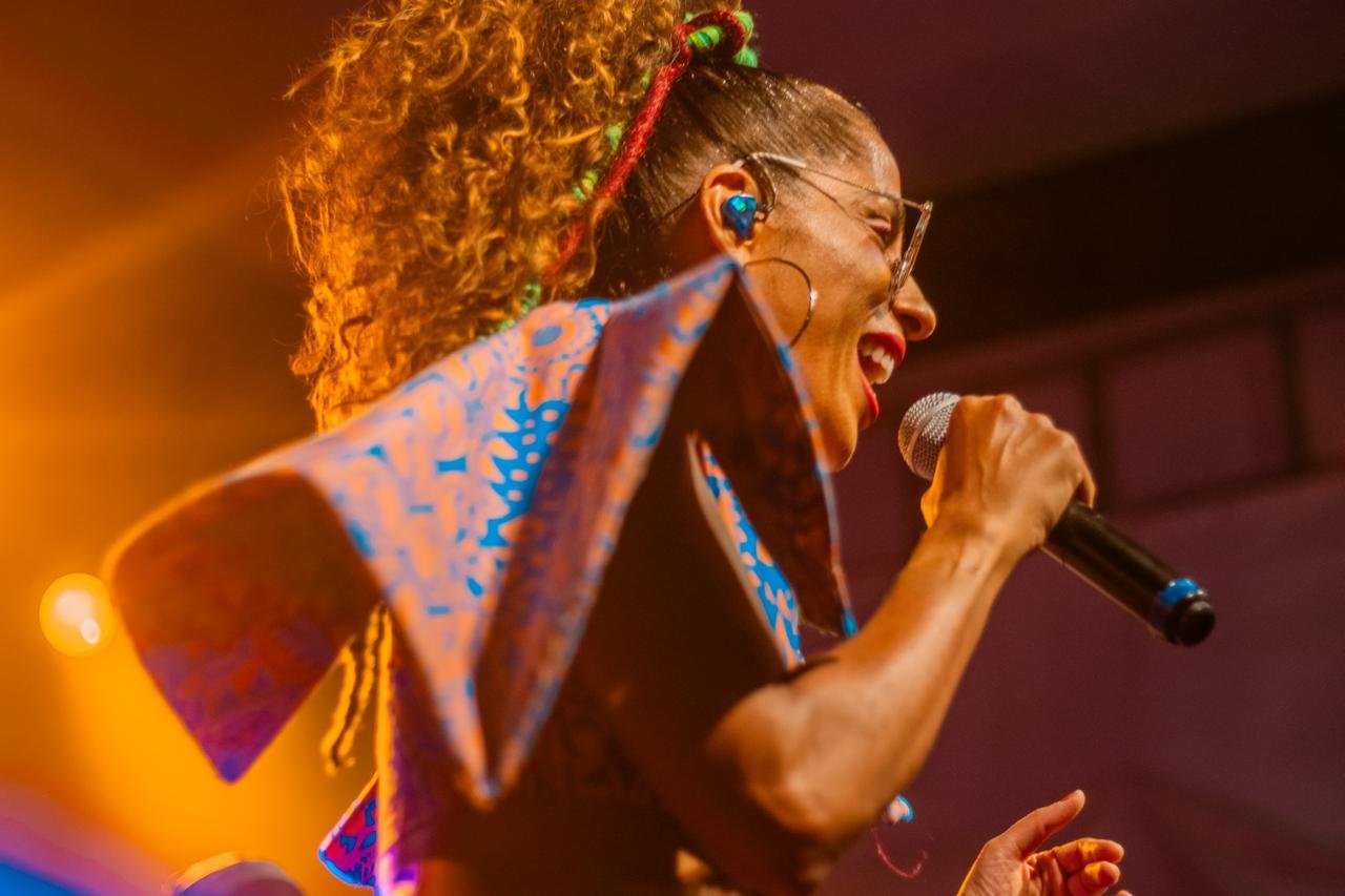 Marcia Castro lança clipes da Roda de Samba Reggae e equilibra música e nutrição num pós-verão de versatilidade artística