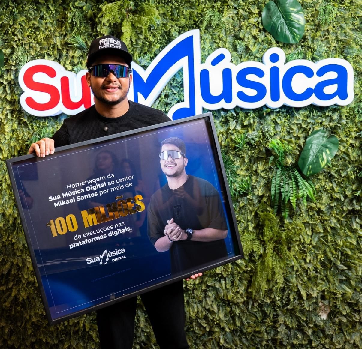 Cantor Mikael Santos recebe homenagem pelos 100 milhões de streamings nas plataformas digitais