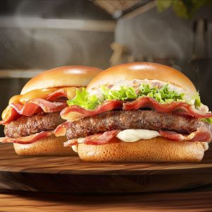Baconzudos do Bob’s traz dois novos sanduíches com o dobro de bacon