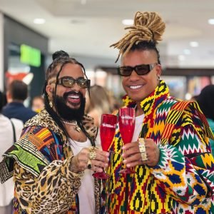 Coquetel marca lançamento de lenços exclusivos assinados pela Meninos Rei em campanha do Shopping Paralela para o Martagão Gesteira